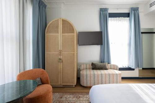 Granger Hotel San Diego Downtown, A Part of Marriott Bonvoyにあるベッド