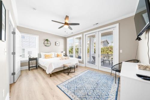 Giường trong phòng chung tại Paradise by the Pier Carolina Getaway