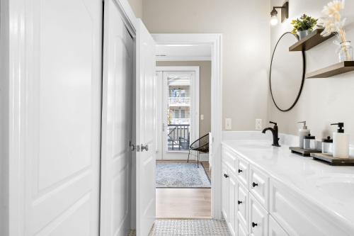 Phòng tắm tại Paradise by the Pier Carolina Getaway