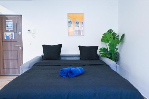 une serviette bleue posée sur un lit dans l'établissement Beau studio cozy centre ville et plages n13, à Nice