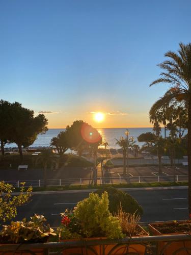 - un coucher de soleil depuis le balcon d'un hôtel dans l'établissement Appartement Nice Promenade, à Nice