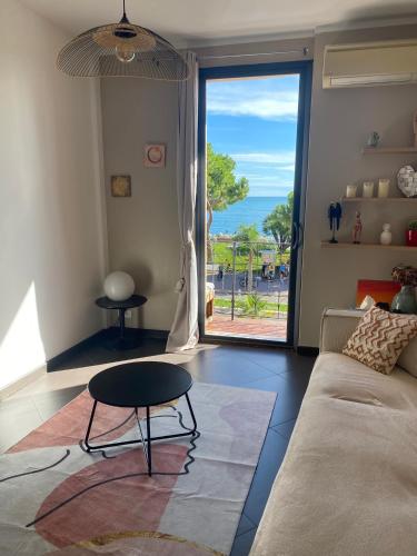 un salon avec un canapé et une table dans l'établissement Appartement Nice Promenade, à Nice