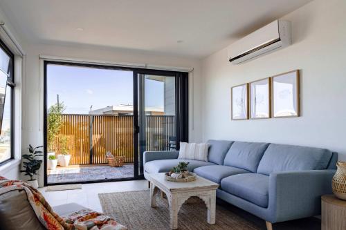 Χώρος καθιστικού στο Blue Horizon Villa - Sun-Drenched Terraces and Ocean Views