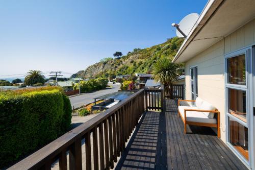 - un balcon offrant une vue sur la rue dans l'établissement Close to the Beach with Mountain Views, à Kaikoura