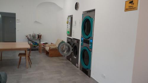 une chambre avec deux lave-linge à côté d'une table dans l'établissement NRV twee-persoonskamer met gemeenschappelijke keuken, à Möderbrugg