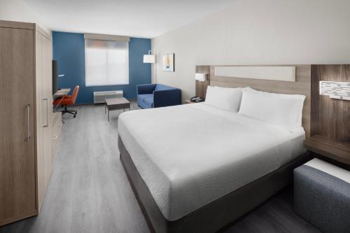 Postel nebo postele na pokoji v ubytování Holiday Inn Express & Suites Midland Loop 250 by IHG