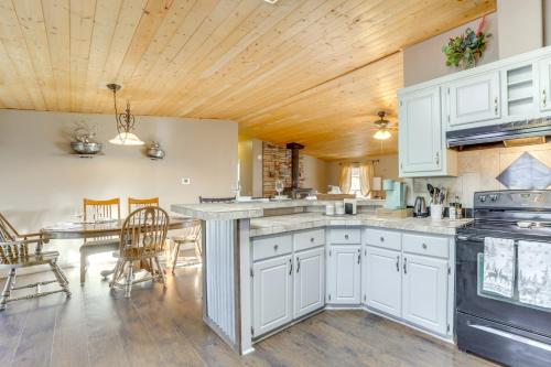 Photo de la galerie de l'établissement Mountain-View Home with Deck in Pine, à Pine