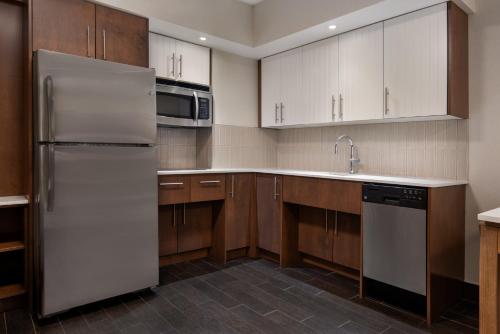 Kuchyň nebo kuchyňský kout v ubytování Staybridge Suites St. Catharines Conf Ctr by IHG