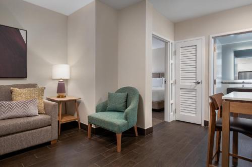 Posezení v ubytování Staybridge Suites St. Catharines Conf Ctr by IHG
