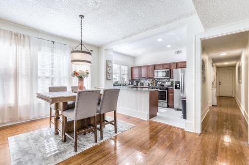 a kitchen and dining room with a table and chairs at Carson Flats Apt 1 - 1BR Near BOK, OSU Med, Dtwn in Tulsa