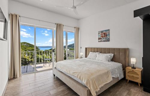 Quebrada Ganadoにあるcasa amor del sol apartment #1のベッドとバルコニーのある寝室
