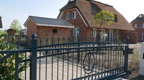 a black iron fence in front of a house at Jette in Mellnitz