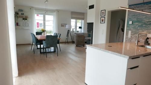 a kitchen and dining room with a table and chairs at Jette in Mellnitz