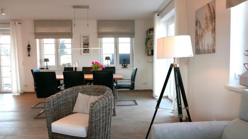 a living room with a table and chairs and a lamp at Knut in Mellnitz