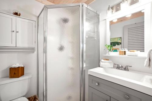 Koupelna v ubytování KBM Resorts FREE CAR International Colony Club 2-Bedroom Cottage True Essence of Hawaii ICC-11