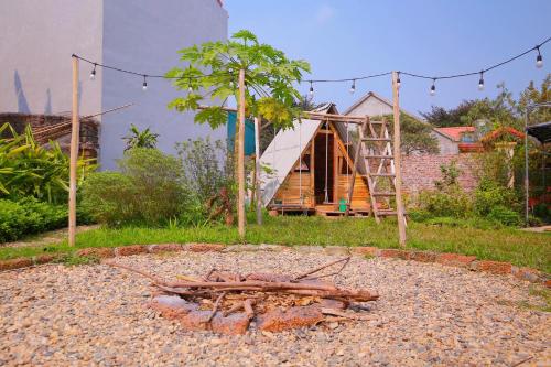 a fire pit in a yard with a house at Villa xomhe làng cổ Đường Lâm in Thịnh Thôn