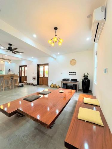 a large wooden table in a large living room at Villa xomhe làng cổ Đường Lâm in Thịnh Thôn