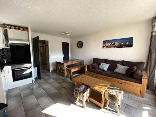 un salon avec un canapé et une table dans l'établissement Résidence Vallee Blanche - 2 studios face a face dans la résidence Vallée Blanche MAE-4991, à Vénosc