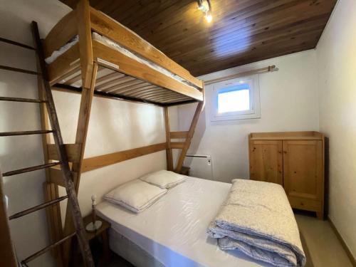 une chambre avec deux lits superposés et une fenêtre dans l'établissement Résidence Scrischss - T2 de 6 couchages idéalement situé au cœur de la station, avec place de parking privée couverte MAE-5001, à Vénosc