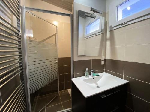 une salle de bain avec un lavabo, une douche et un miroir dans l'établissement Résidence Scrischss - T2 de 6 couchages idéalement situé au cœur de la station, avec place de parking privée couverte MAE-5001, à Vénosc