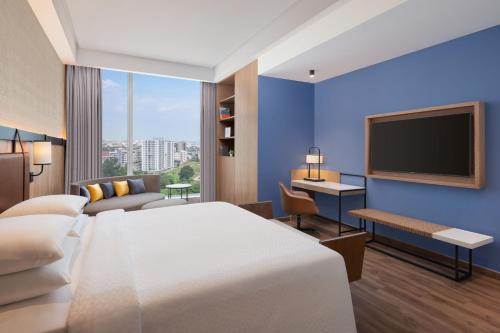 Postel nebo postele na pokoji v ubytování Four Points by Sheraton Nashik