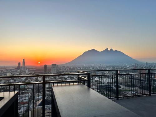 a view of a city with a mountain in the background at Departamento Centro de monterrey Familiar con Alberca y Gym in Monterrey