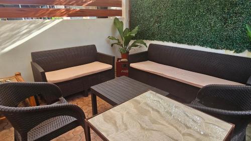 Un lugar para sentarse en Jolie Joe's Bed and Breakfast with Shared Bathroom