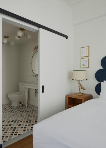 Granger Hotel San Diego Downtown, A Part of Marriott Bonvoyにあるバスルーム