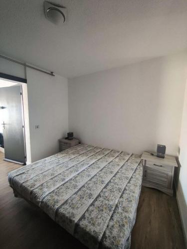 une chambre avec un grand lit dans une pièce dans l'établissement Résidence Palmyra - T2 5 PERS - LE BARCARES- piscine incluse MAE-3964, au Barcarès