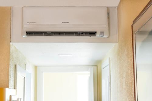 a ceiling air conditioner in a hotel room at Hotel Vinocap in Bento Gonçalves