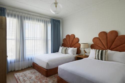 Granger Hotel San Diego Downtown, A Part of Marriott Bonvoyにあるベッド