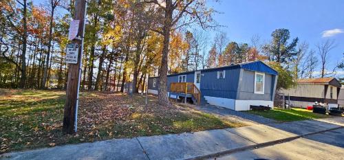 a blue tiny house in the middle of a yard at Céntrico,equipado,acogedor in Roxboro