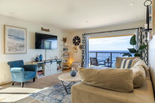 a living room with a couch and a view of the ocean at Sur La Mer, beachfront, tidal pools in San Diego