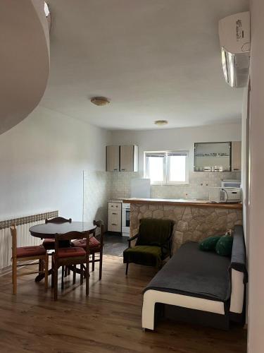 Apartments with parking space Sibenik - 23616