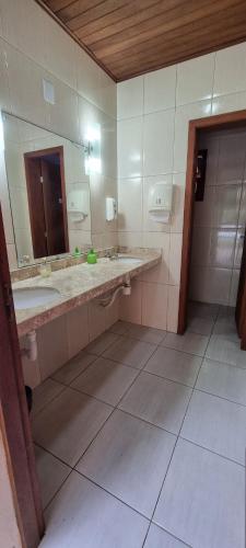 Ένα μπάνιο στο Apartamento à beira-mar no centro de Capão da Canoa