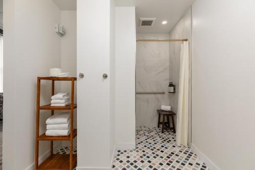 Granger Hotel San Diego Downtown, A Part of Marriott Bonvoyにあるバスルーム