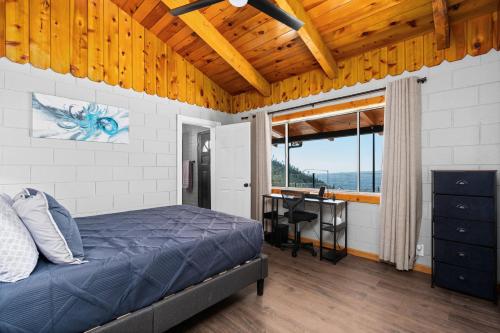 Postel nebo postele na pokoji v ubytování 4000 SF, 20 Acre Gated Luxe Estate, Game Room, Pano View, Pool, Spa