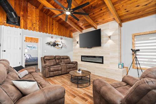 TV a/nebo společenská místnost v ubytování 4000 SF, 20 Acre Gated Luxe Estate, Game Room, Pano View, Pool, Spa