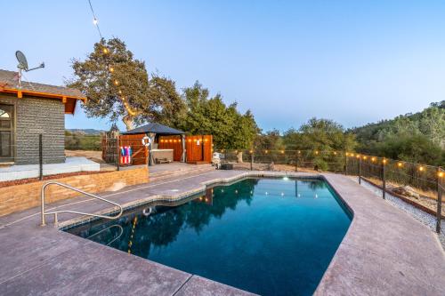 Bazén v ubytování 4000 SF, 20 Acre Gated Luxe Estate, Game Room, Pano View, Pool, Spa nebo v jeho okolí
