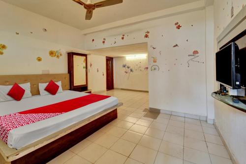 a bedroom with a bed and a tv in it at Hotel O Vaishali Garden in Rānchī