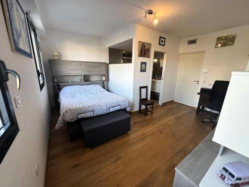 une chambre avec un lit et un bureau dans l'établissement Résidence White Stone - Bel appartement 3 pièces à proximité de la plage Bonnegrâce MAE-3651, à Six-Fours-les-Plages