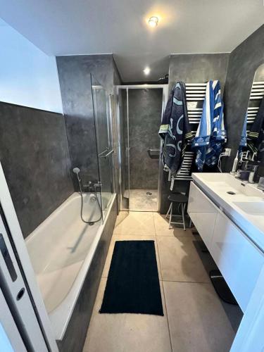 une salle de bain avec une douche, une baignoire et un lavabo dans l'établissement Résidence White Stone - Bel appartement 3 pièces à proximité de la plage Bonnegrâce MAE-3651, à Six-Fours-les-Plages