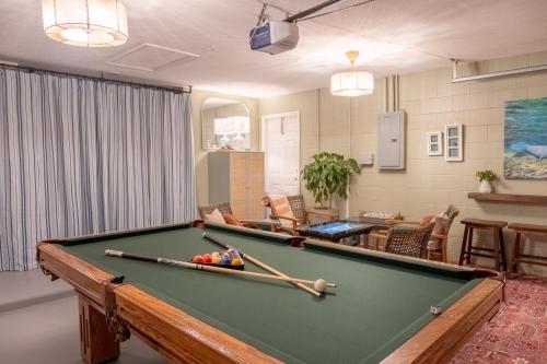 Ein Billardtisch in der Unterkunft Escape to Secluded Spa, Heated Pool, Game Room, Firepit Near Crystal and Rainbow Rivers