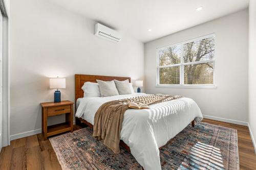 En eller flere senge i et værelse på The Downtown Loft - Pet Friendly - NEW BUILD ADU