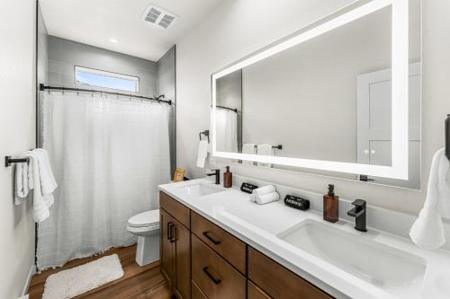 Et badeværelse på The Downtown Loft - Pet Friendly - NEW BUILD ADU