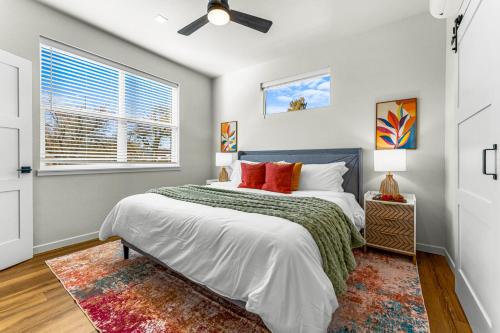 ein Schlafzimmer mit einem großen Bett und einem Fenster in der Unterkunft The Downtown Duplex - Pet Friendly - NEW BUILD in Colorado Springs
