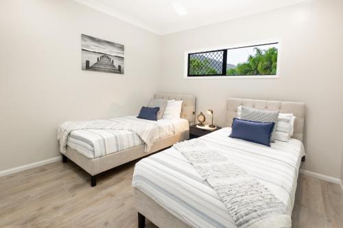 Treetops Sanctuary 4BR Entertaining Delight - Poolにあるベッド