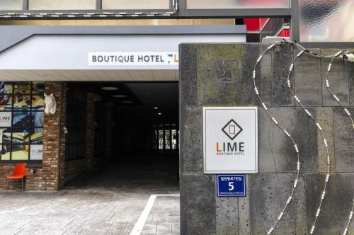 a entrance to a building with a line sign on it at 석남동 라임 호텔 in Incheon
