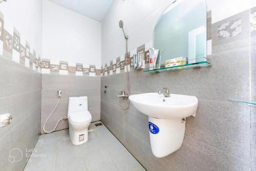 a bathroom with a toilet and a sink at Hải Phát Hotel in Cam Ranh