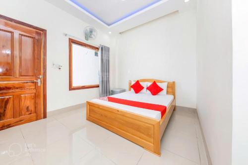a bedroom with a bed and a window at Hải Phát Hotel in Cam Ranh